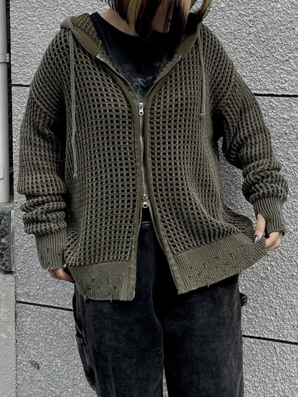 グリーン系のパーカーを着用したレディースの秋コーディネートの4枚目の写真