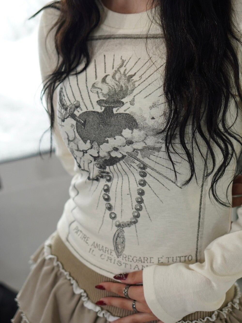 ベージュ系のTシャツ/カットソー、ベージュ系のニットキャップ/ビーニーを着用したレディースの秋コーディネートの4枚目の写真