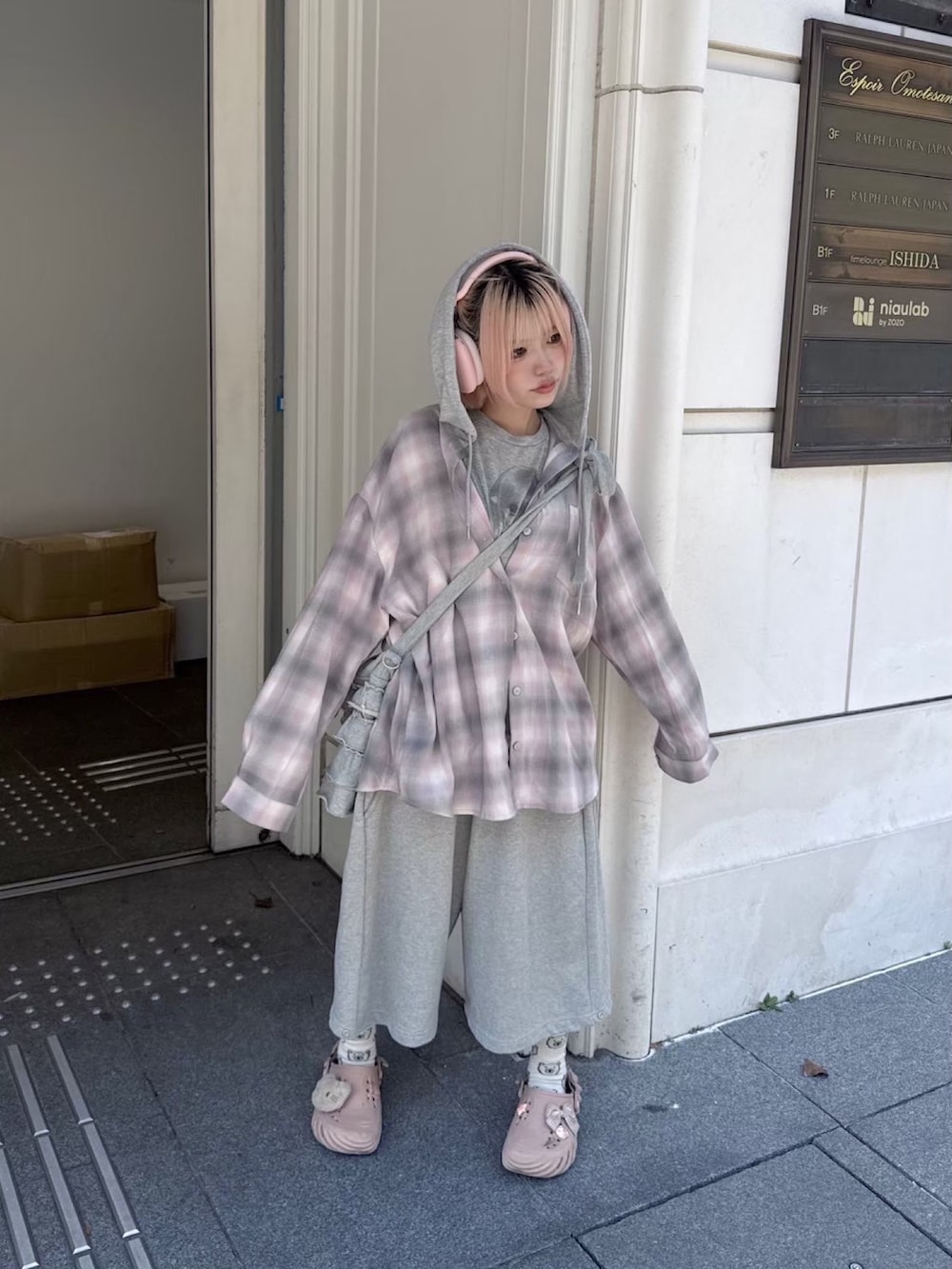 ピンク系のシャツ/ブラウスを着用したレディースの冬コーディネートの2枚目の写真