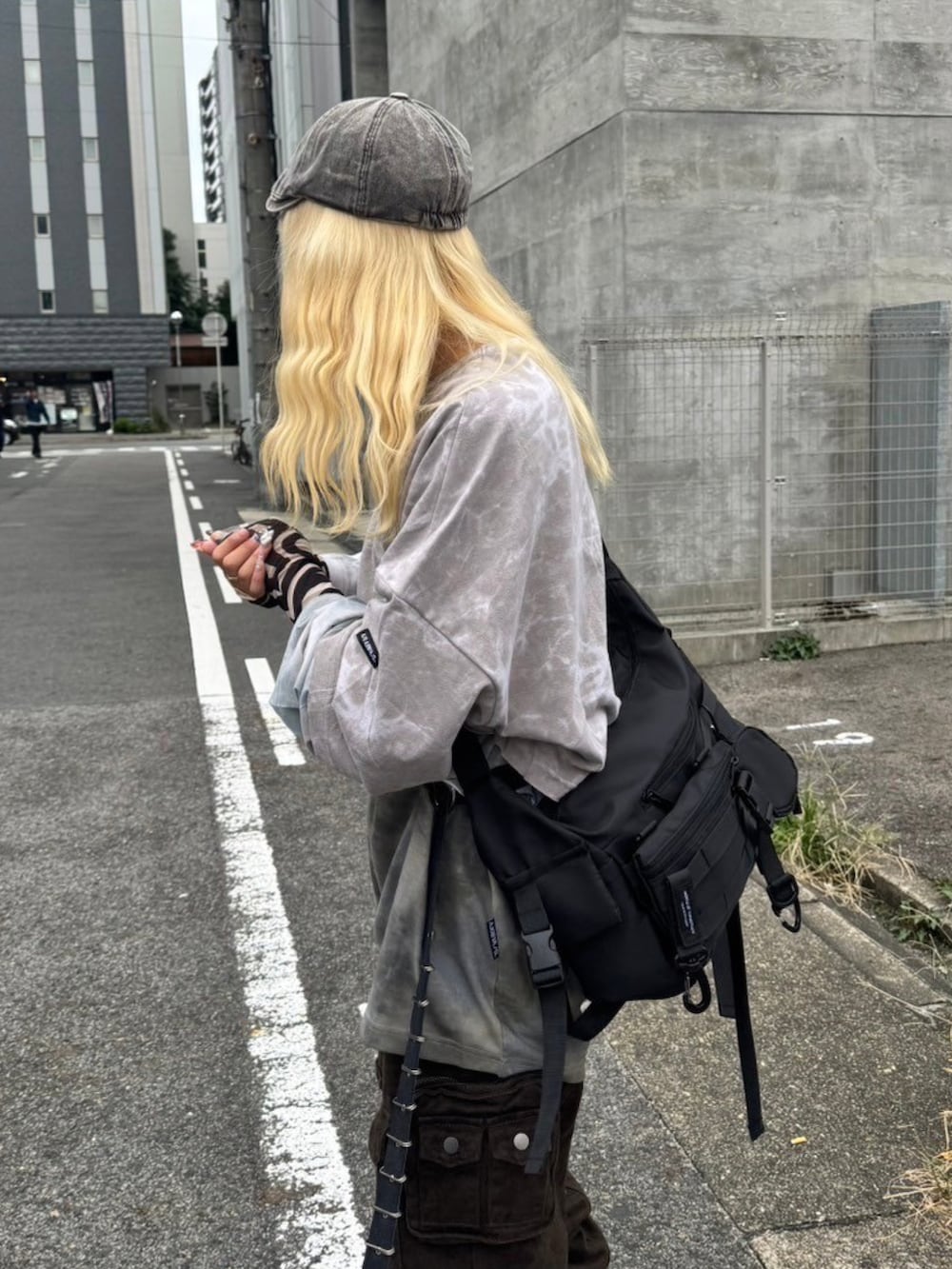 その他のカーゴパンツ、ブラック系のブーツ、グレー系のハンチング/ベレー帽を着用したレディースの秋コーディネートの3枚目の写真