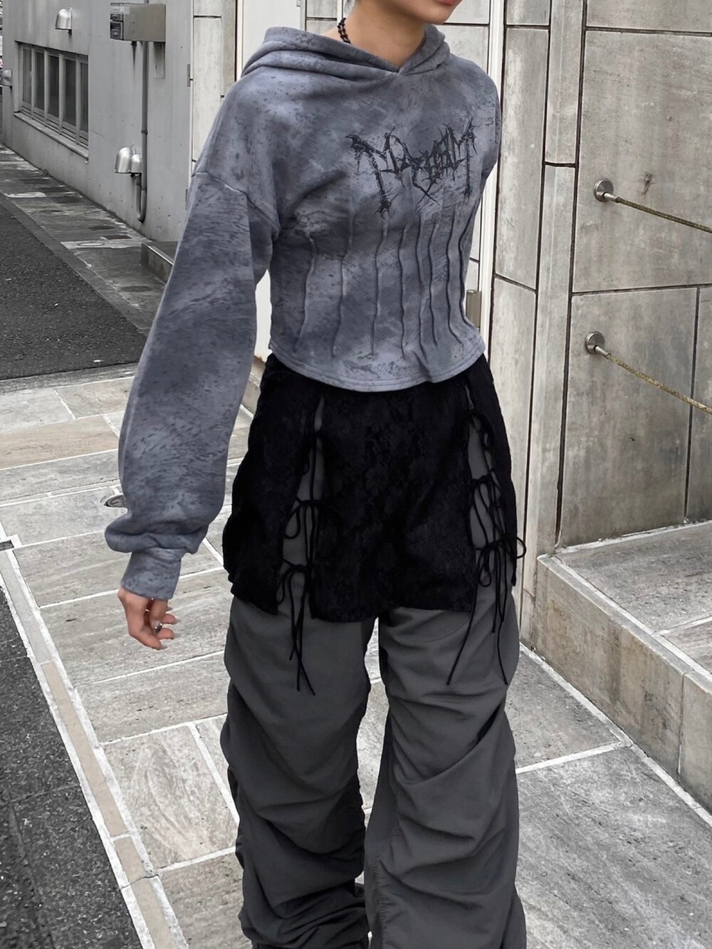 グレー系のカーゴパンツ、ブルー系のパーカーを着用したレディースの春コーディネートの4枚目の写真