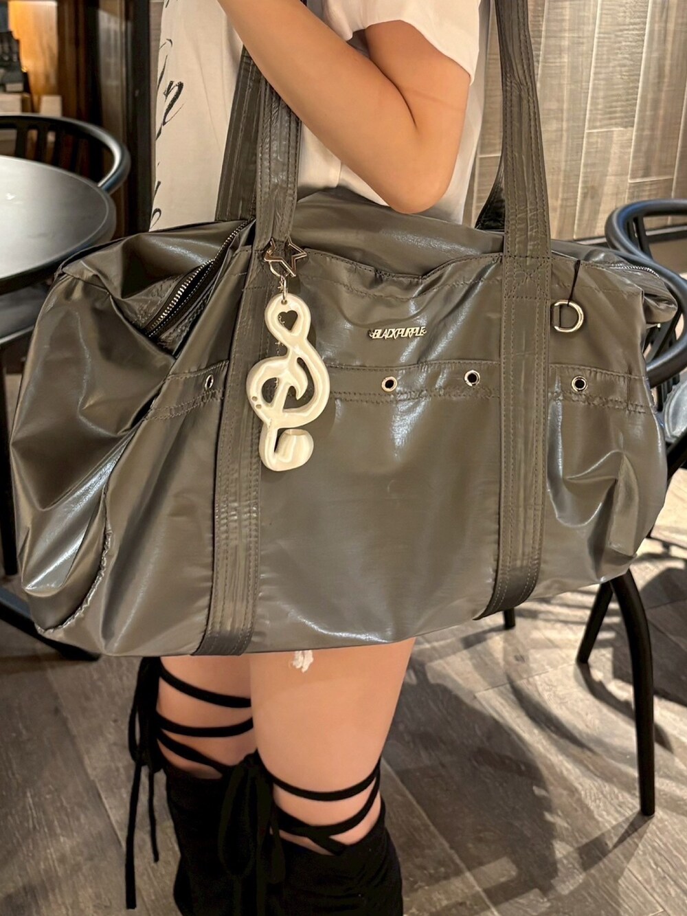 グレー系のボストンバッグ、グレー系のスウェットパンツ、ホワイト系のTシャツ/カットソーを着用したレディースの夏コーディネートの3枚目の写真