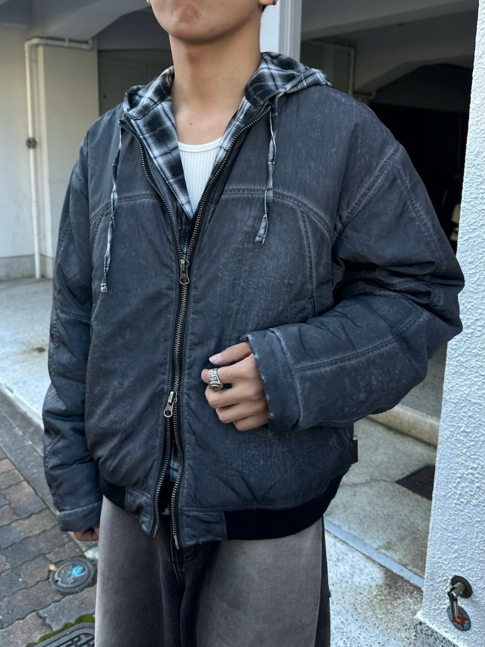 ブラック系のMA-1、ブラック系のシャツ/ブラウス、ブラック系のデニムパンツを着用したメンズの秋コーディネートの5枚目の写真