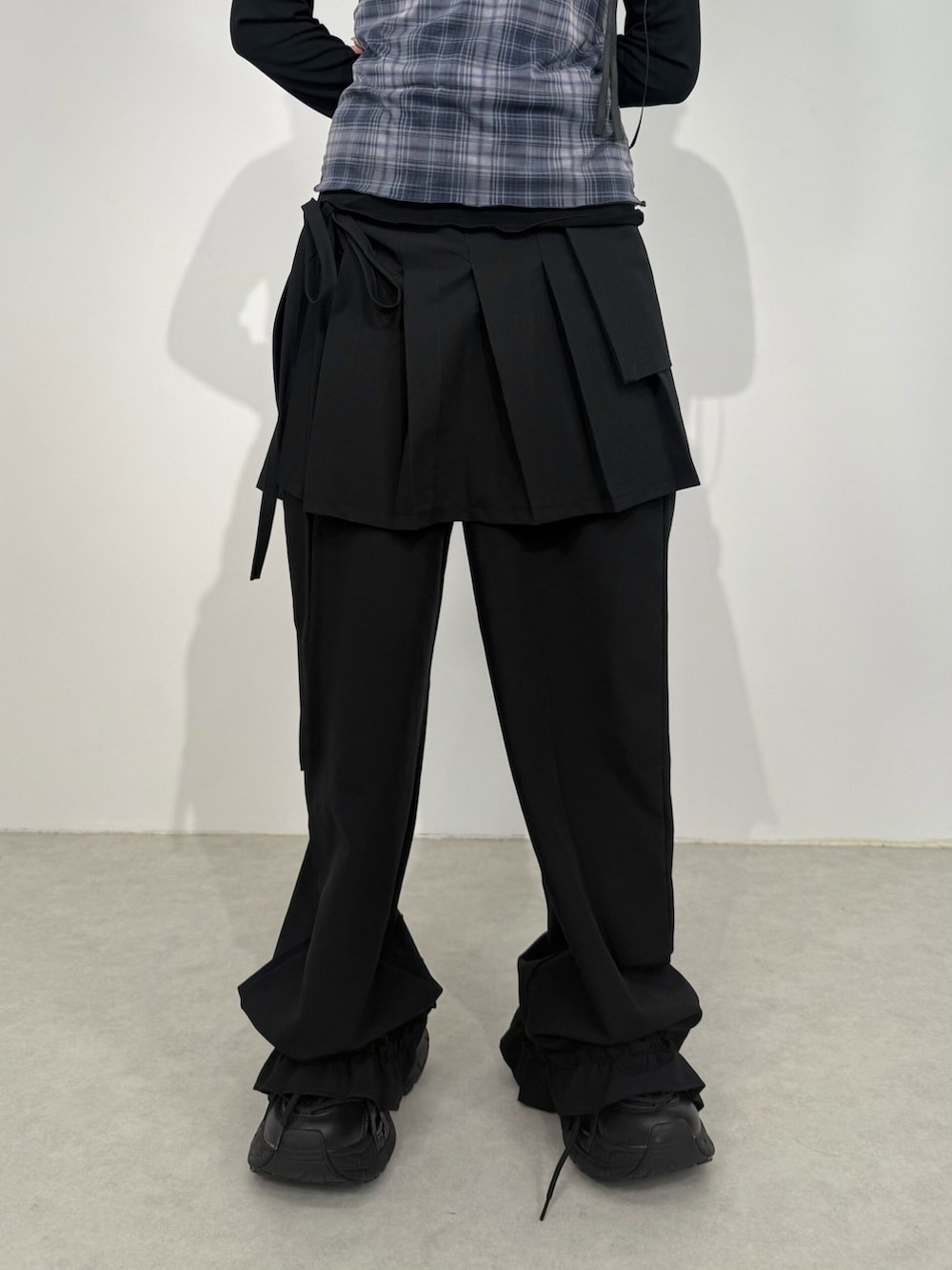 ブラック系のTシャツ/カットソー、ブルー系のバックパック/リュックを着用したレディースの夏コーディネートの4枚目の写真