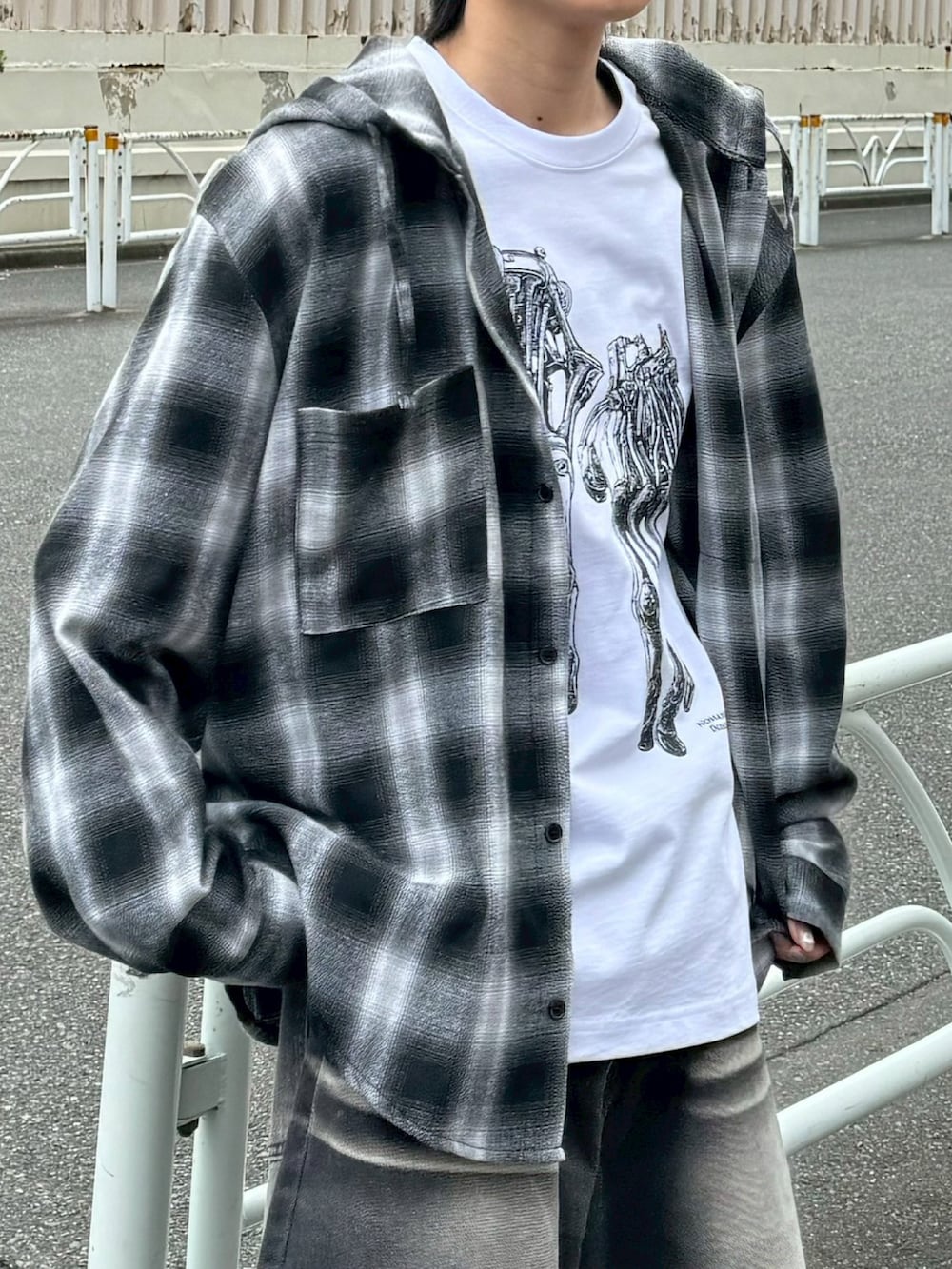 「低身長、低身長コーデ、スニーカー、スニーカーコーデ、シャツスタイル、シャツ、チェック、チェックシャツ、キャップ、白Tシャツ、オーバーサイズ、春服コーデ、ストリートコーデ、outfit、モノトーンコーデ」｜「Chikashitsu +の【Chikashitsu +】tartan check hooded shirt（シャツ/ブラウス、ブラック系）」を使った、Never mind the XU / Chikashitsu+さん（骨格ナチュラル・メンズ・170cm）の春コーディネートの3枚目の写真
