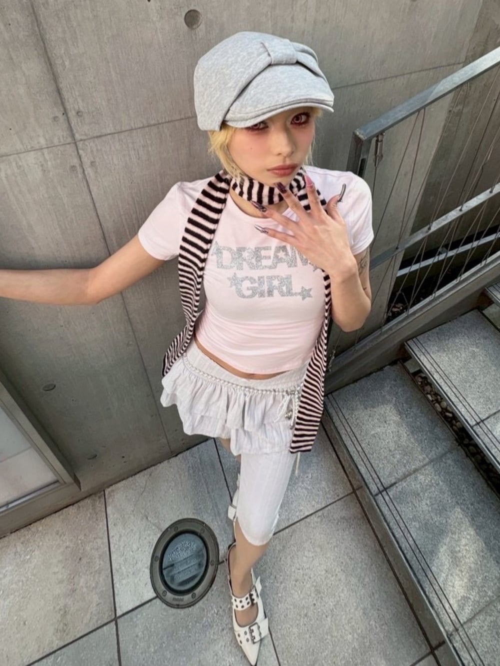 ピンク系のTシャツ/カットソーを着用したレディースの春コーディネートの4枚目の写真