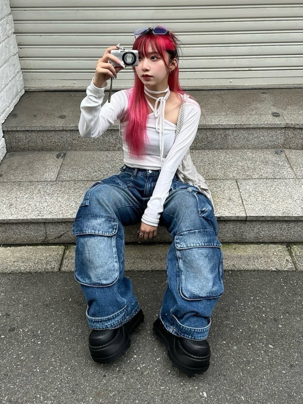 ホワイト系のカーディガン/ボレロ、ブルー系のデニムパンツを着用したレディースの春コーディネートの2枚目の写真