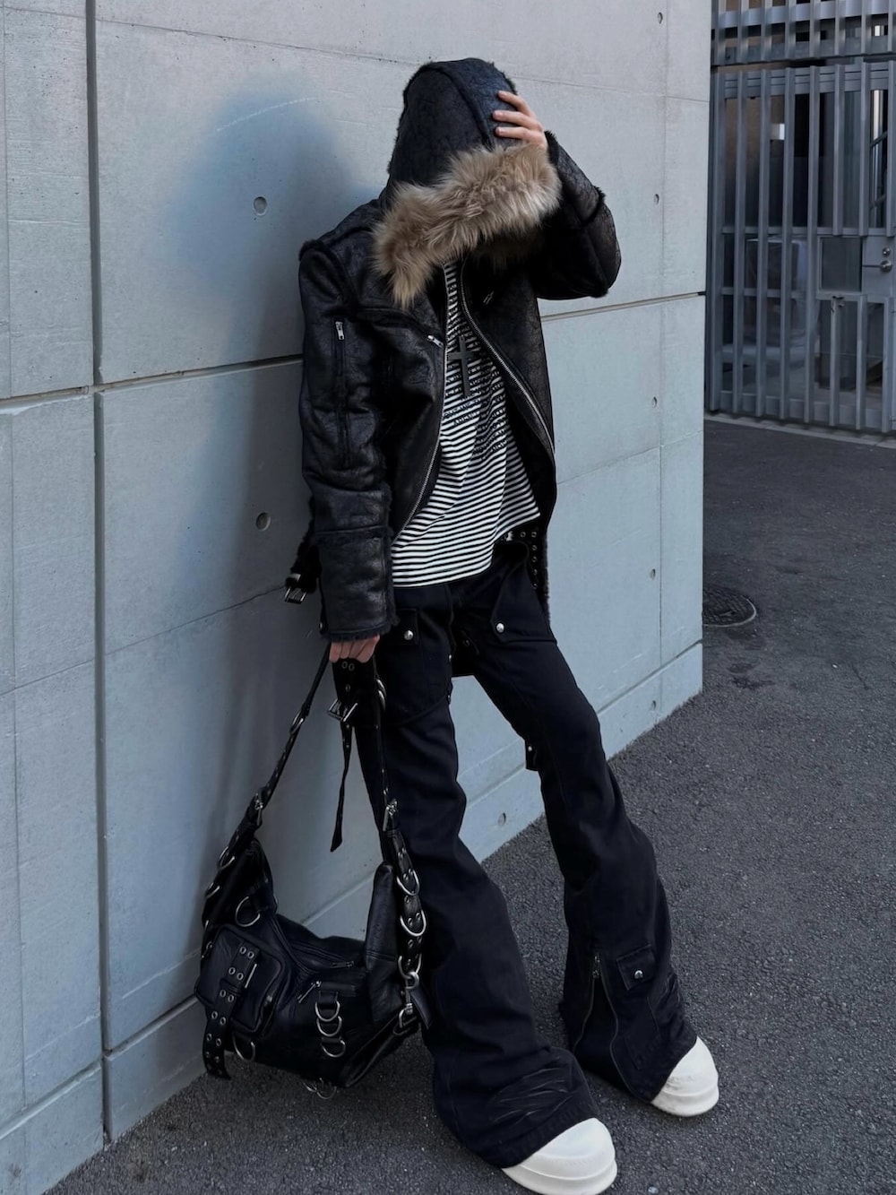 ブラック系のデニムパンツを着用したメンズの冬コーディネートの2枚目の写真