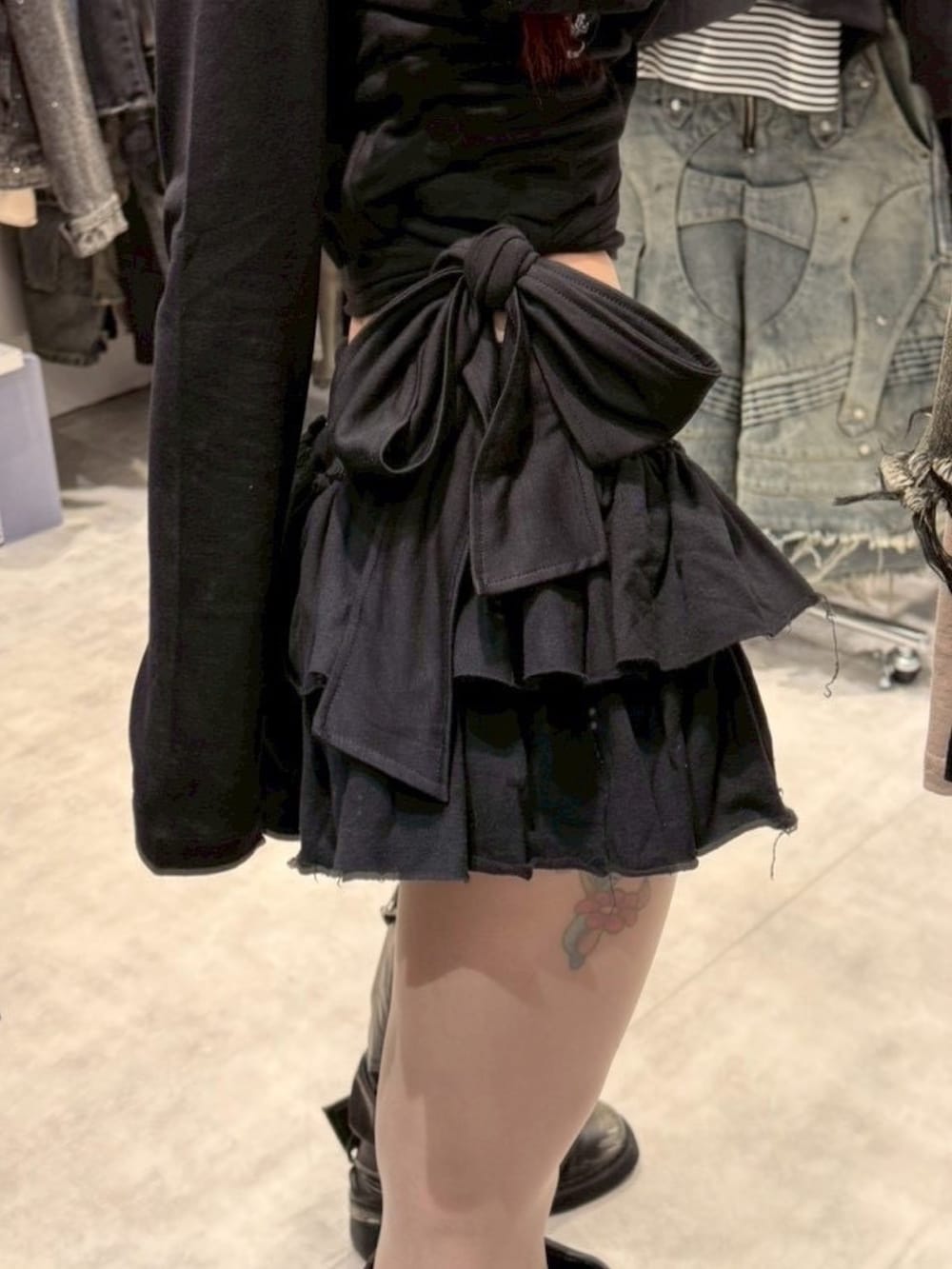 ブラック系のTシャツ/カットソー、シルバー系のネックレスを着用したレディースの冬コーディネートの2枚目の写真