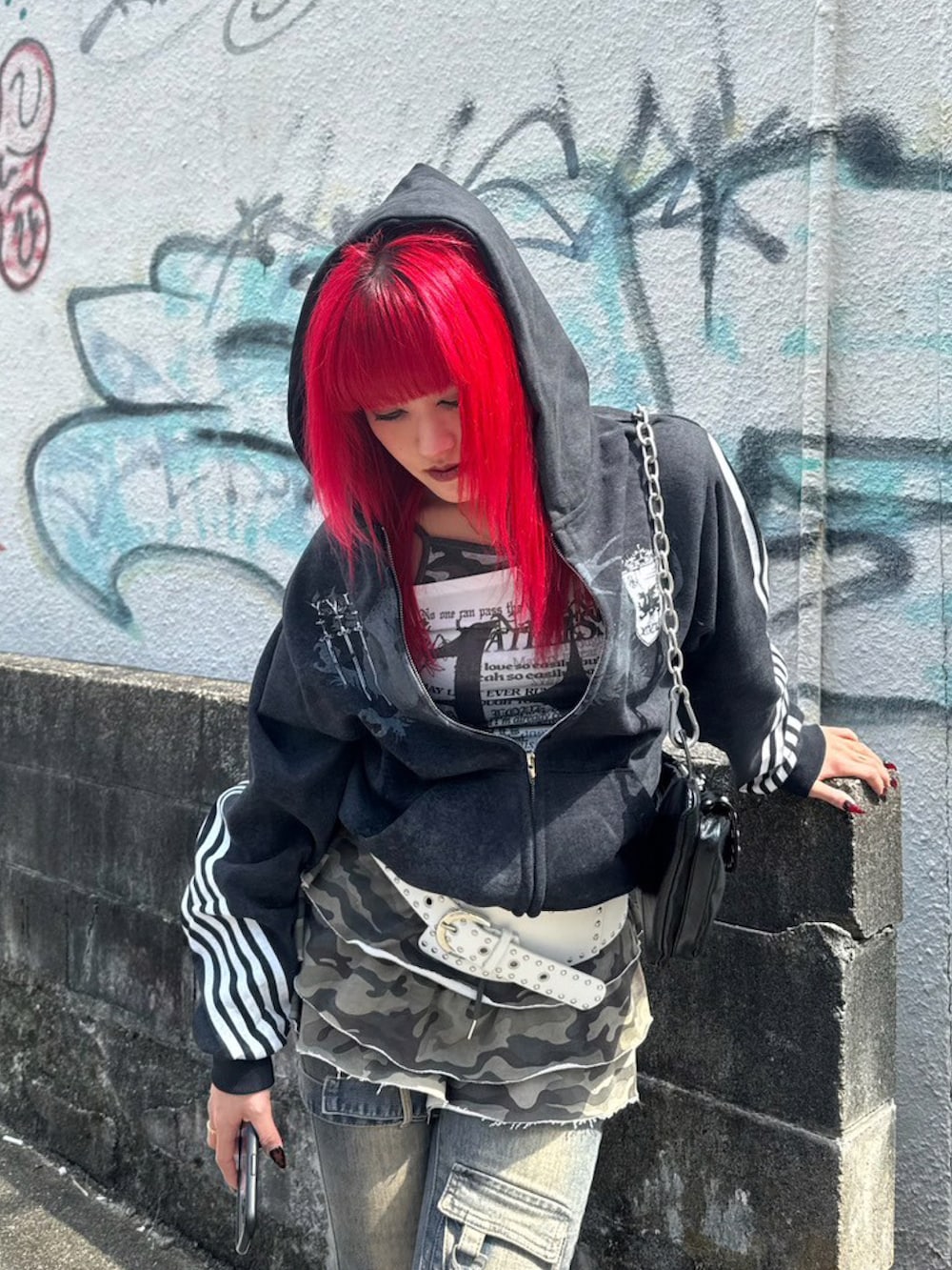 ブラック系のショルダーバッグ、ホワイト系のTシャツ/カットソーを着用したレディースの春コーディネートの5枚目の写真