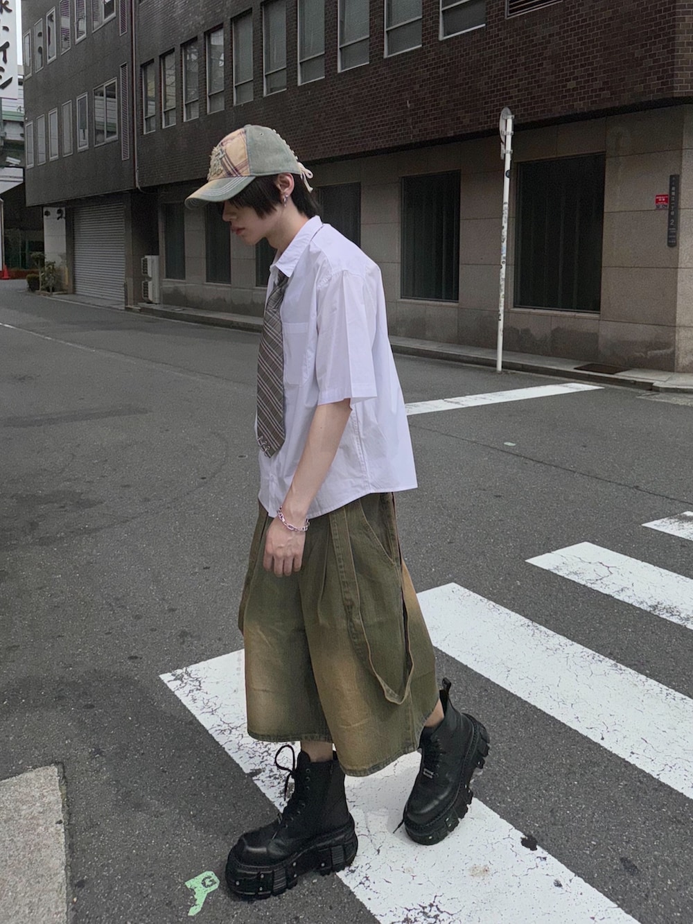 グレー系のネクタイ、ブルー系のキャップを着用したメンズの夏コーディネートの2枚目の写真