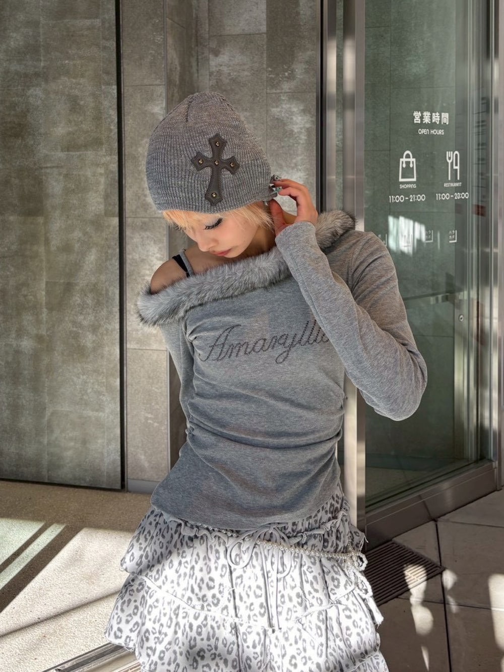 グレー系のスウェットパンツ、グレー系のTシャツ/カットソー、グレー系のニットキャップ/ビーニーを着用したレディースの秋コーディネートの4枚目の写真