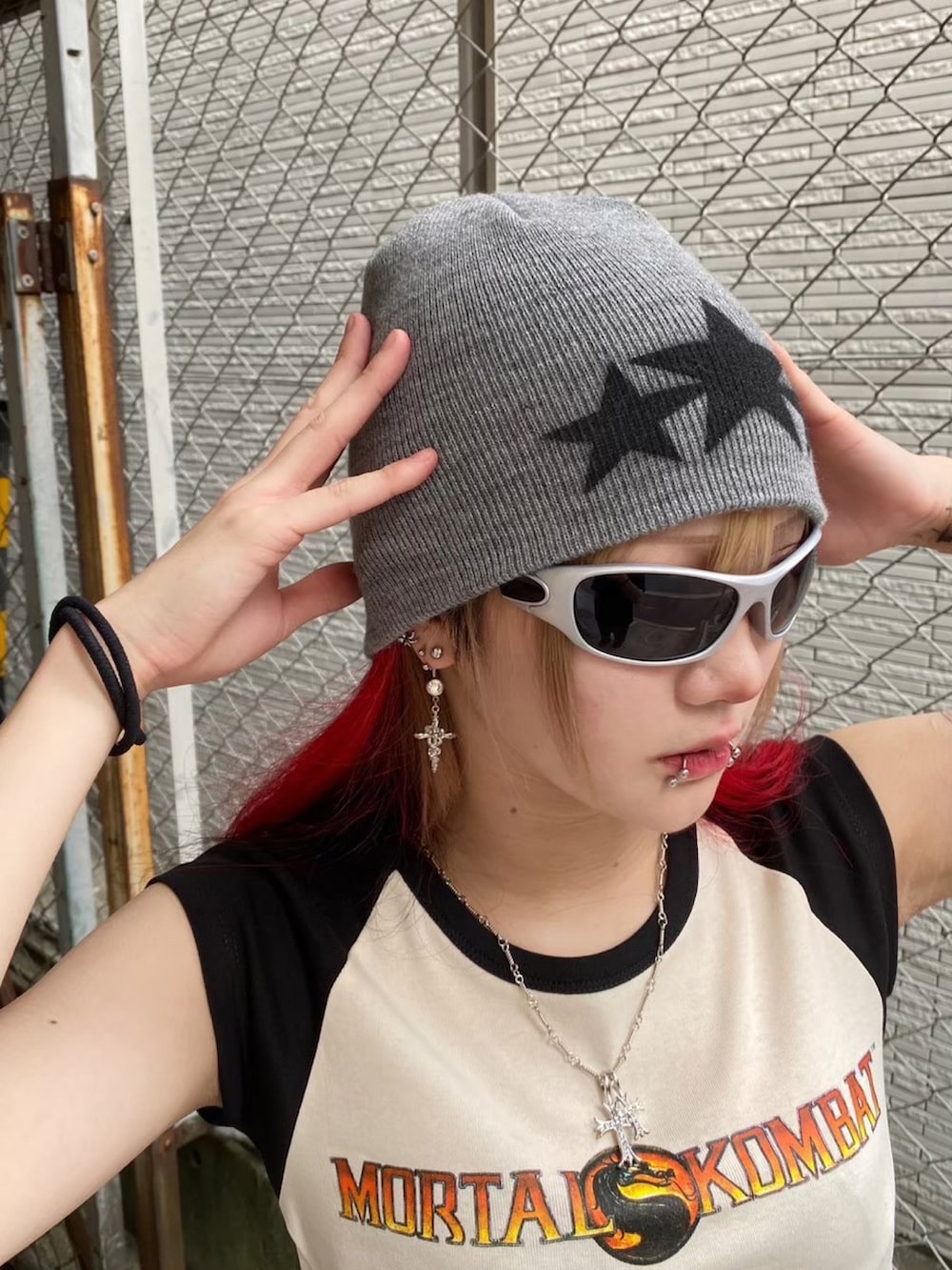 ホワイト系のTシャツ/カットソー、グレー系のニットキャップ/ビーニー、シルバー系のネックレスを着用したレディースの秋コーディネートの3枚目の写真