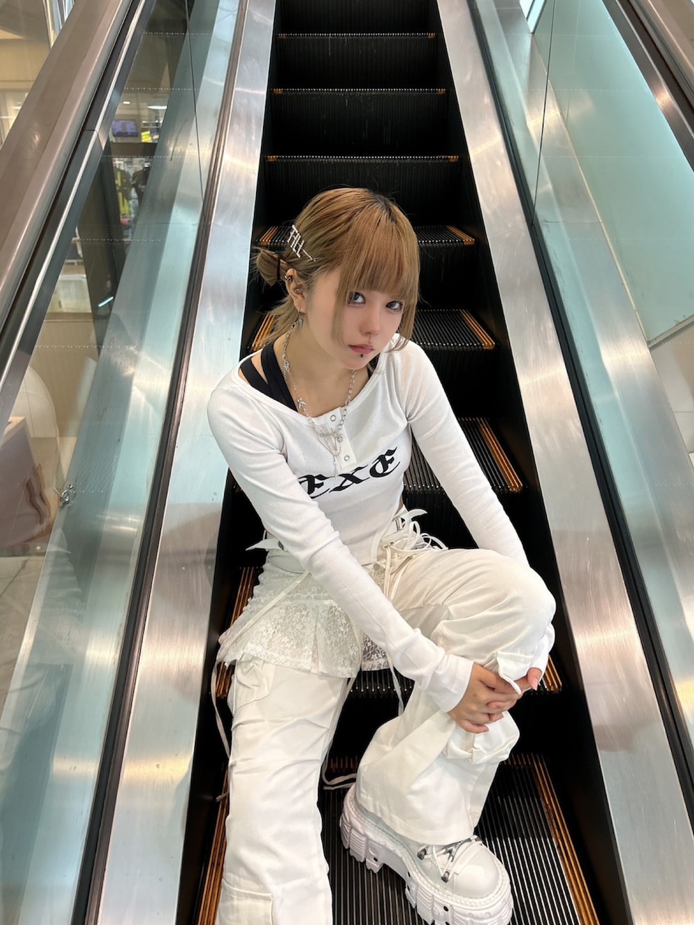 ホワイト系のTシャツ/カットソー、ホワイト系のカーゴパンツを着用したレディースの秋コーディネートの2枚目の写真