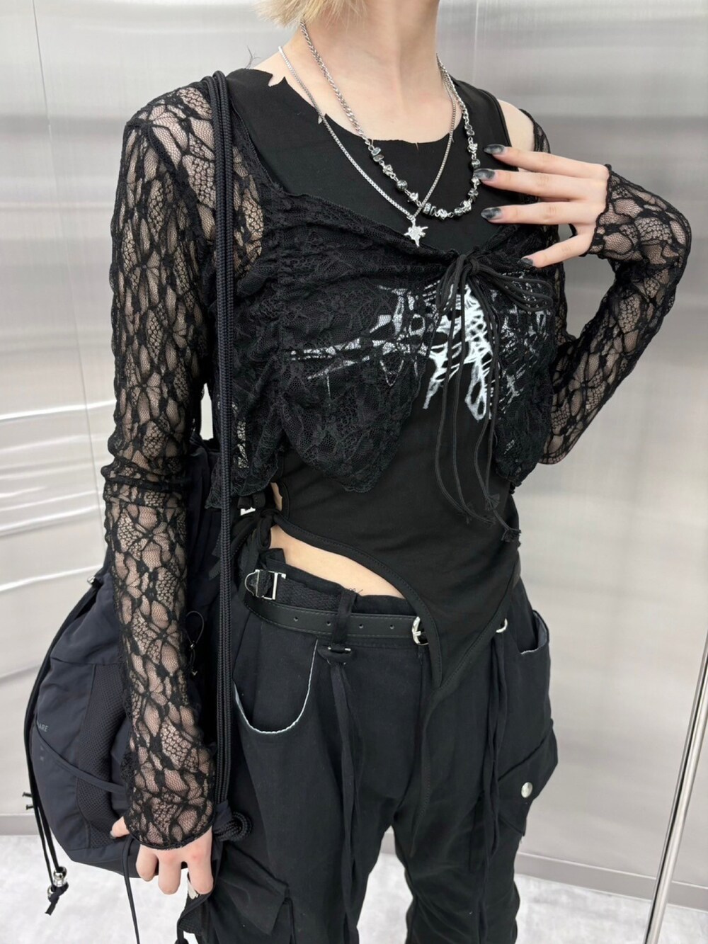 ブラック系のカーディガン/ボレロ、ブラック系のカーゴパンツ、ブラック系のバックパック/リュックを着用したレディースの秋コーディネートの2枚目の写真