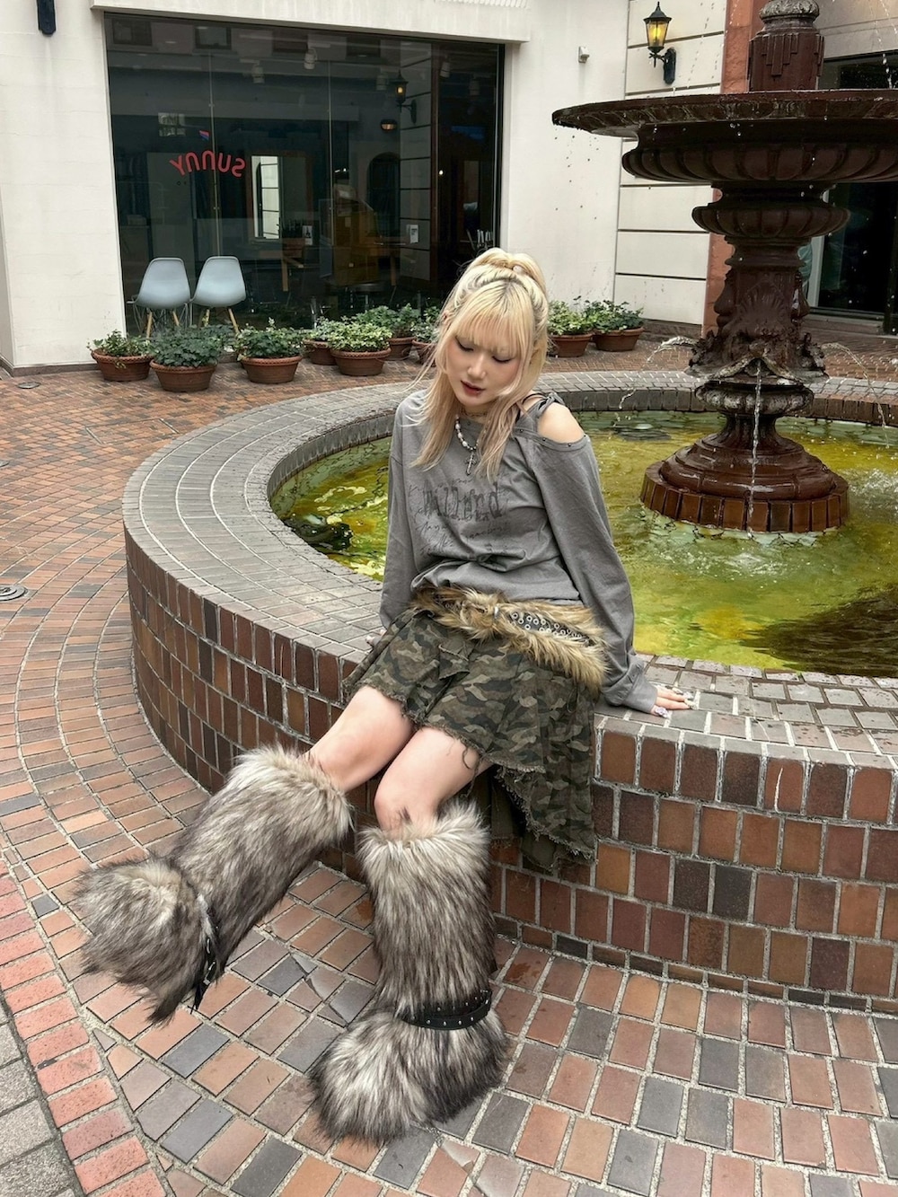 グレー系のTシャツ/カットソー、ブラウン系のブーツを着用したレディースの冬コーディネートの3枚目の写真