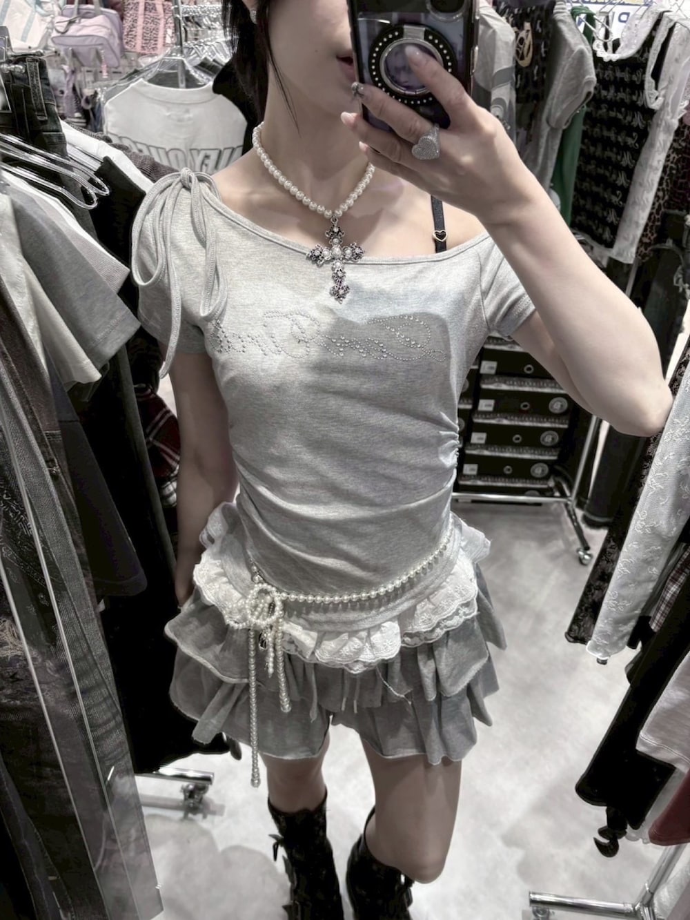 グレー系のTシャツ/カットソーを着用したレディースの秋コーディネートの2枚目の写真