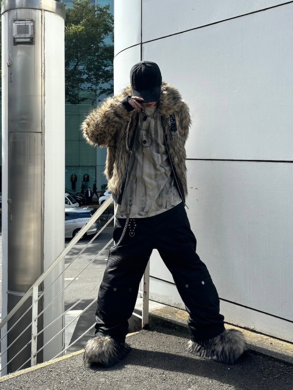 グレー系のTシャツ/カットソー、ブラック系のカーゴパンツ、ブラック系のキャップを着用したメンズの秋コーディネートの5枚目の写真