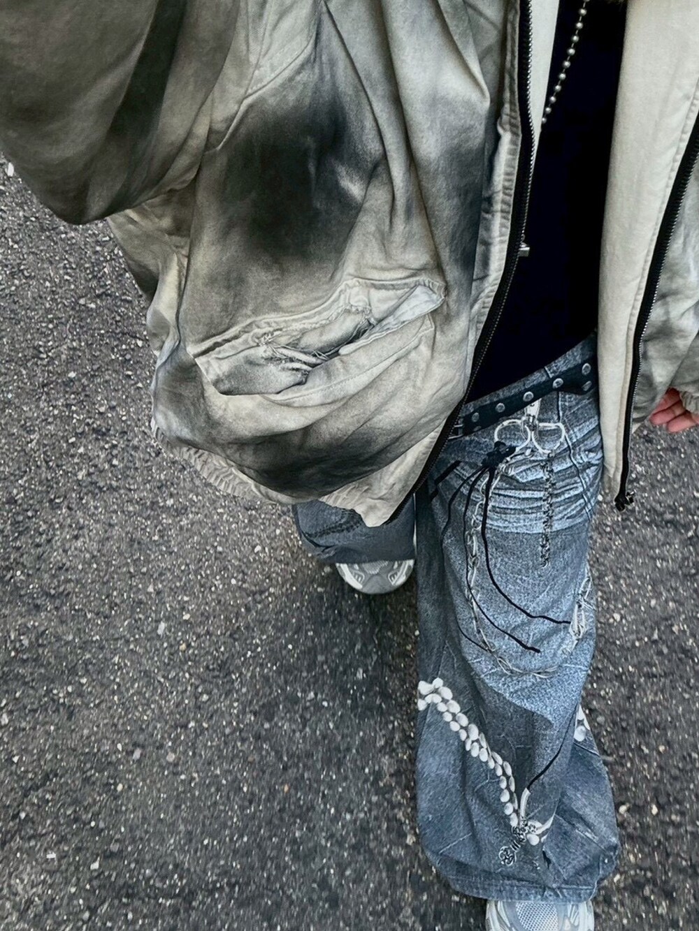 ベージュ系のブルゾンを着用したレディースの冬コーディネートの4枚目の写真