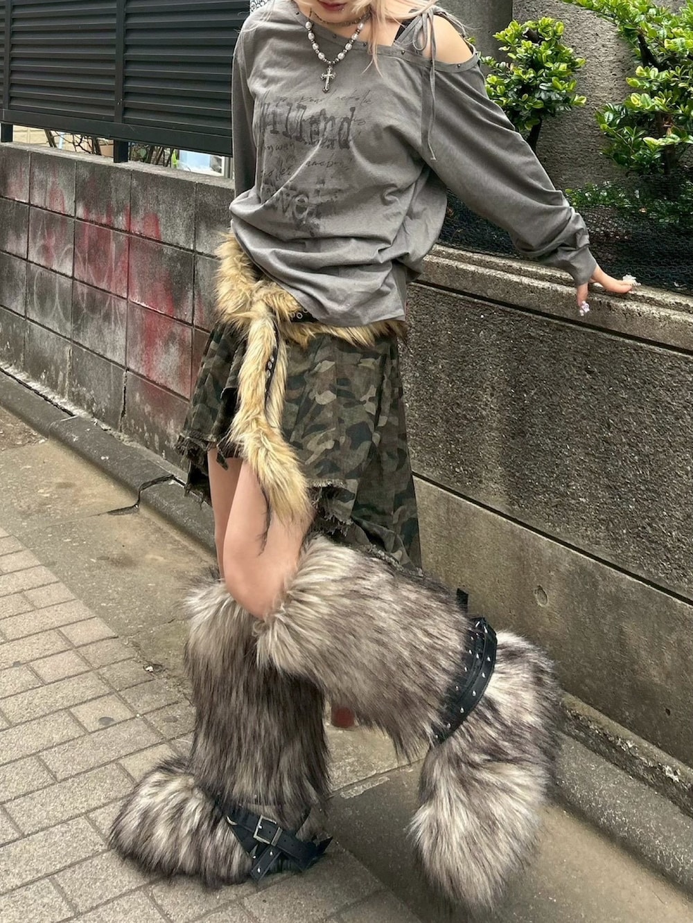 グレー系のTシャツ/カットソー、ブラウン系のブーツを着用したレディースの冬コーディネートの4枚目の写真