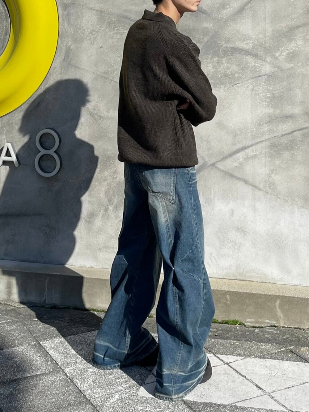 ブラウン系のポロシャツ、ブラウン系のマフラーを着用したメンズの冬コーディネートの5枚目の写真