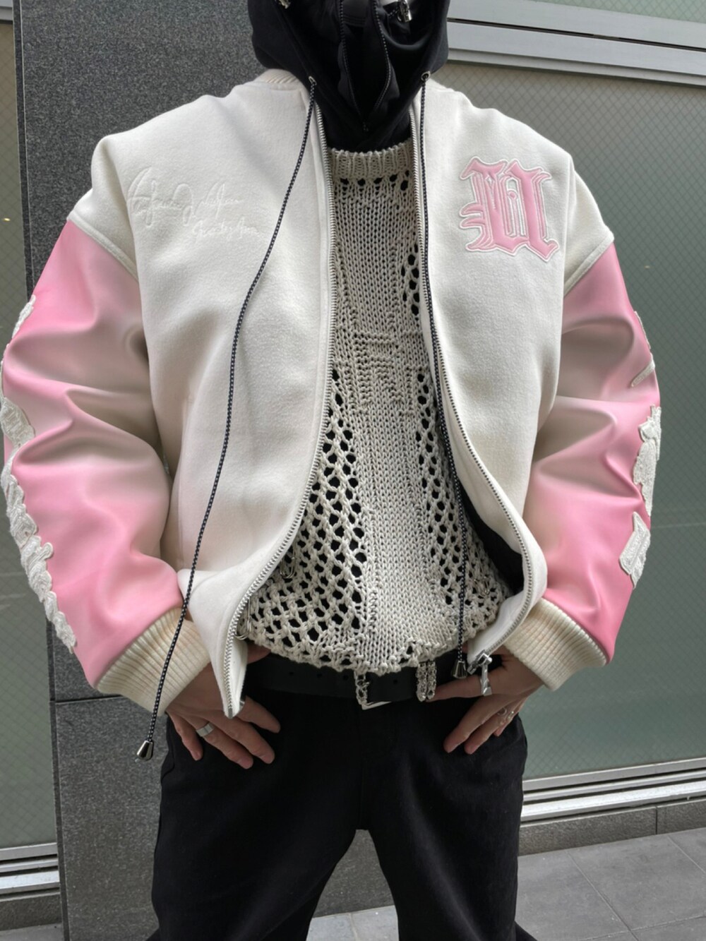 ホワイト系のその他アウター、ブラック系のデニムパンツを着用したメンズの冬コーディネートの5枚目の写真