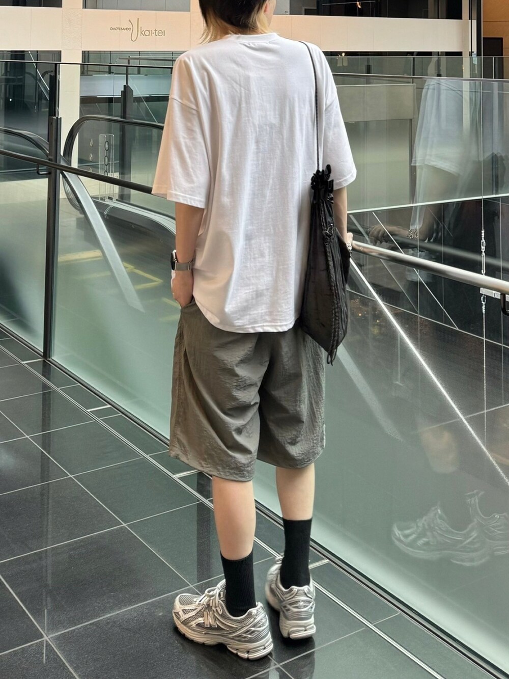 ホワイト系のTシャツ/カットソー、グレー系のブルゾンを着用したメンズの春コーディネートの5枚目の写真