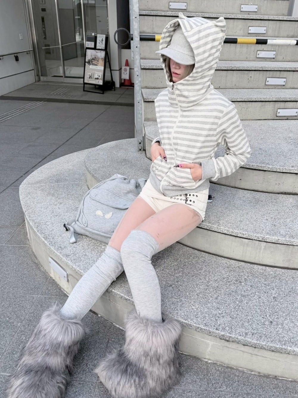 グレー系のパーカー、グレー系のバックパック/リュックを着用したレディースの春コーディネートの2枚目の写真