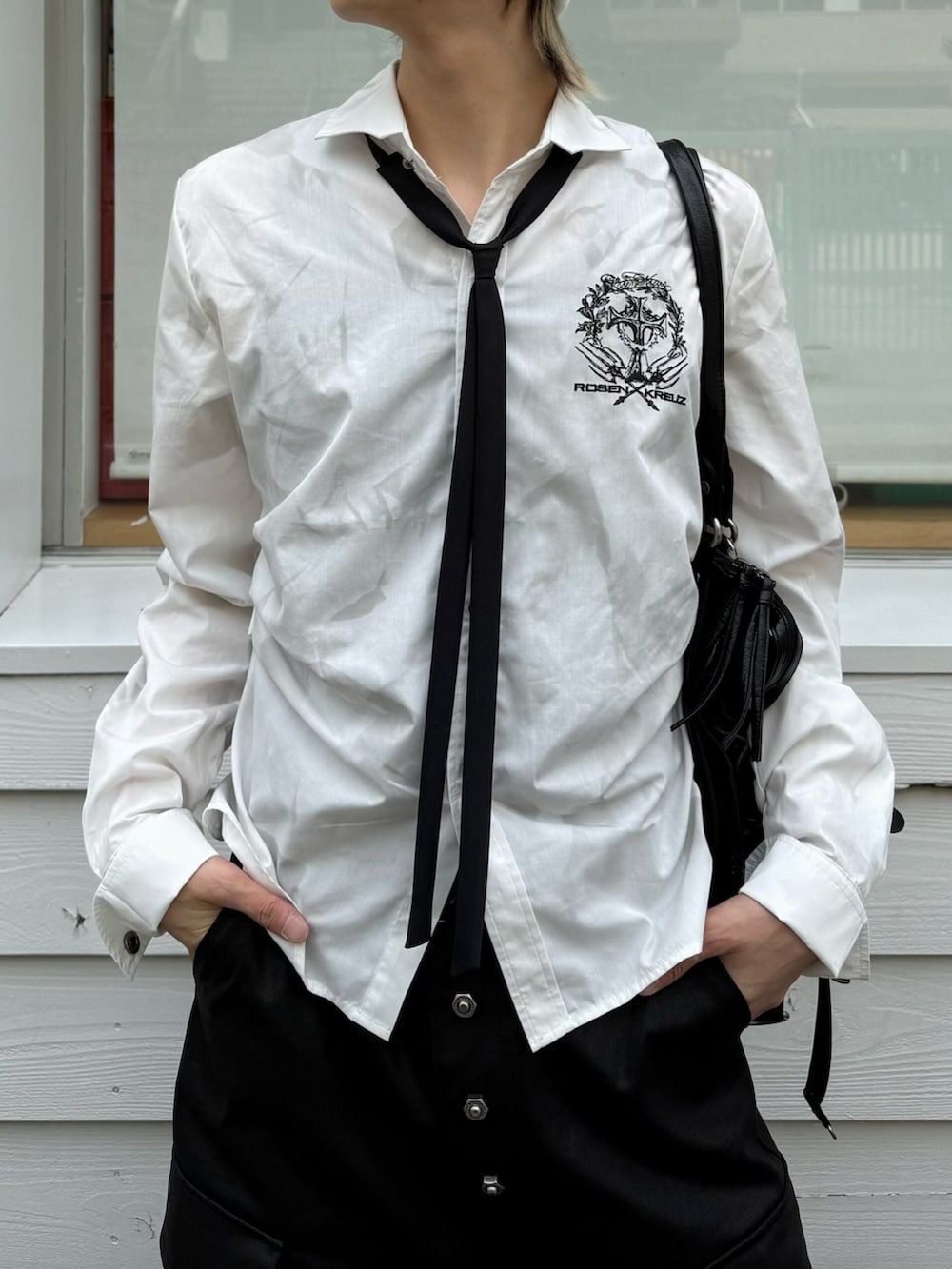 ブラック系のカーゴパンツ、ホワイト系のニットキャップ/ビーニーを着用したメンズの夏コーディネートの2枚目の写真