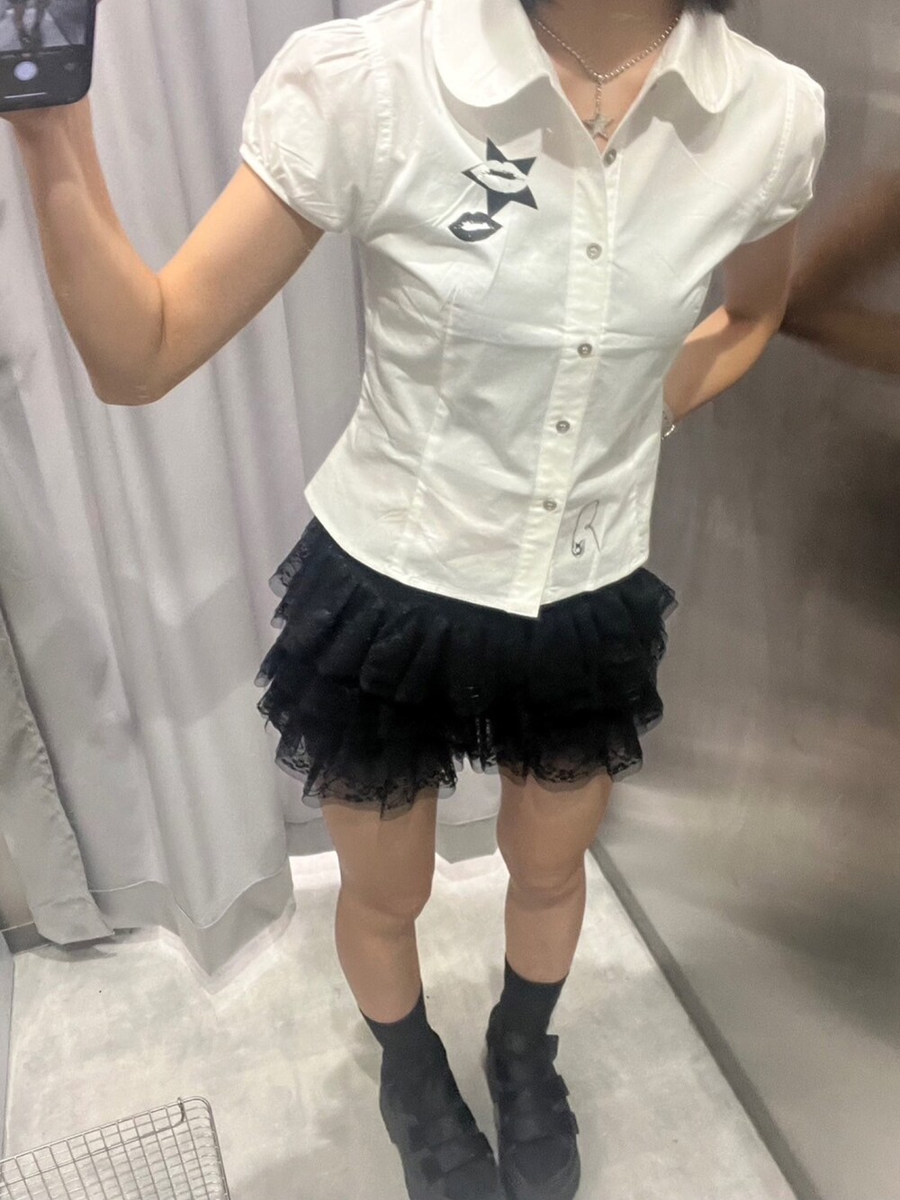 ホワイト系のシャツ/ブラウスを着用したレディースの夏コーディネートの2枚目の写真