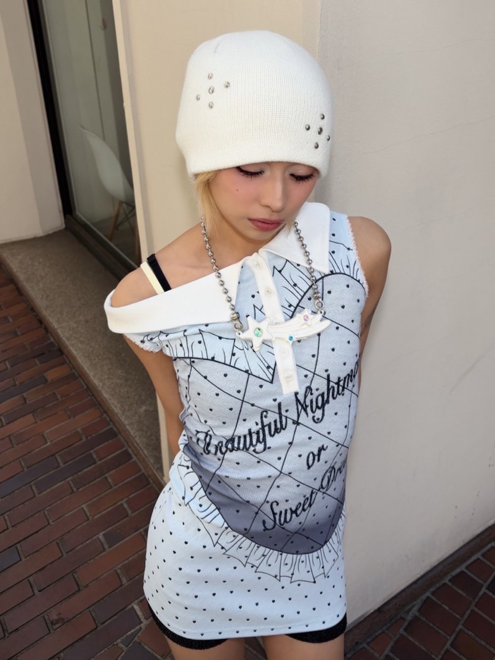 ブルー系のワンピースを着用したレディースの春コーディネートの2枚目の写真