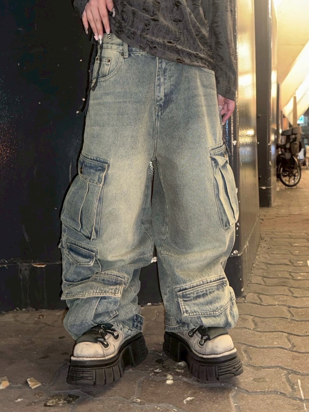 ブラウン系のTシャツ/カットソー、ブルー系のデニムパンツ、ホワイト系のニットキャップ/ビーニーを着用したレディースの夏コーディネートの5枚目の写真