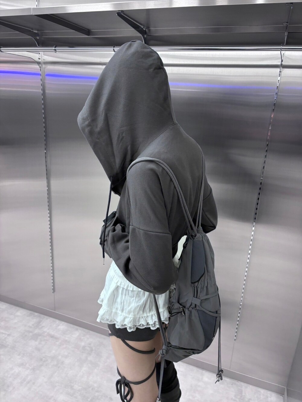 グレー系のバックパック/リュックを着用したレディースの秋コーディネートの3枚目の写真