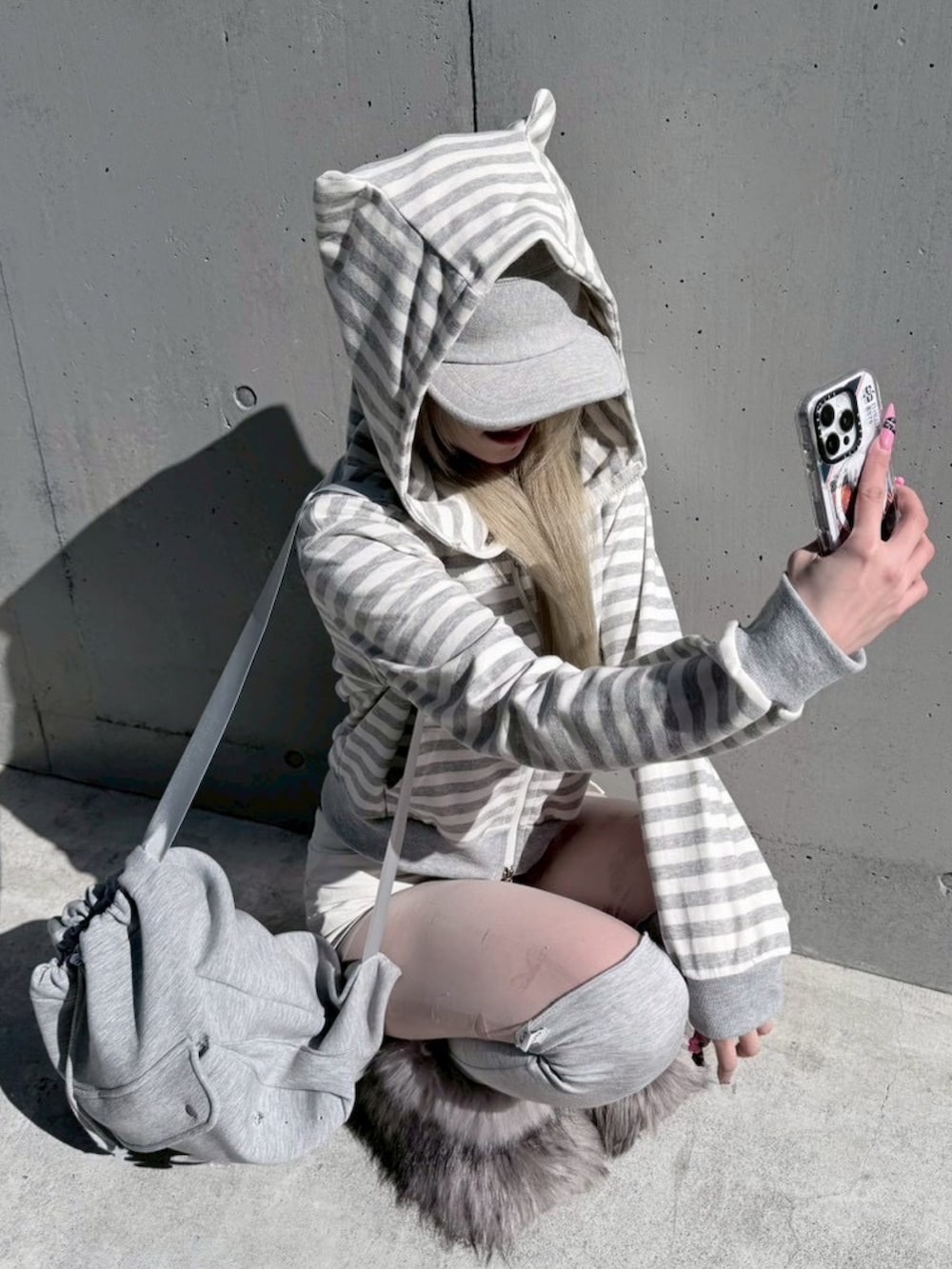 グレー系のパーカー、グレー系のバックパック/リュックを着用したレディースの春コーディネートの4枚目の写真