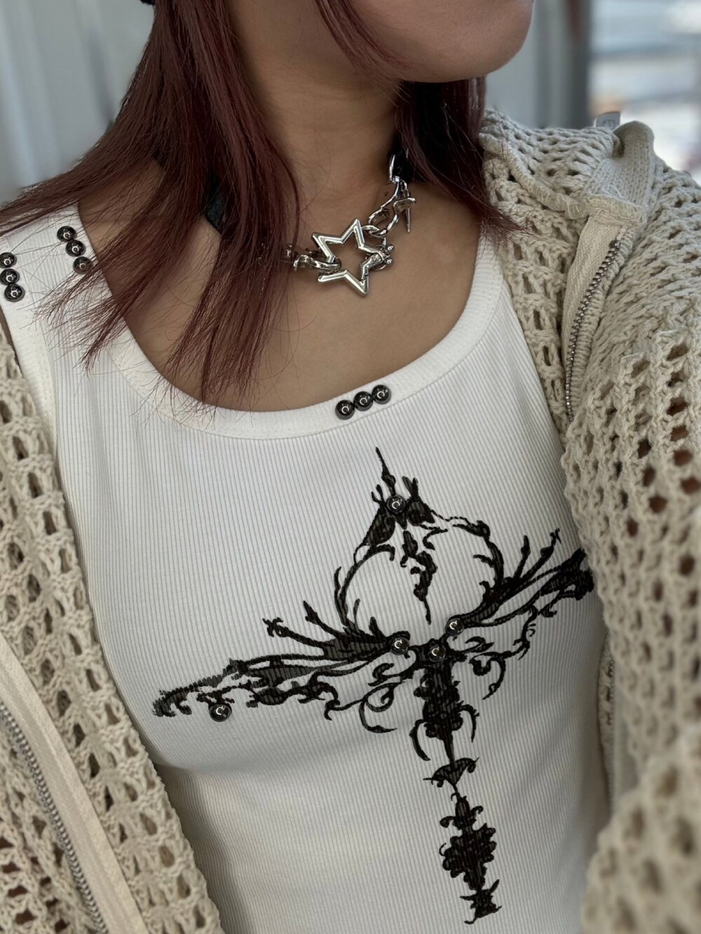 ホワイト系のパーカー、ブラック系のスニーカー、ホワイト系のタンクトップを着用したレディースの春コーディネートの3枚目の写真