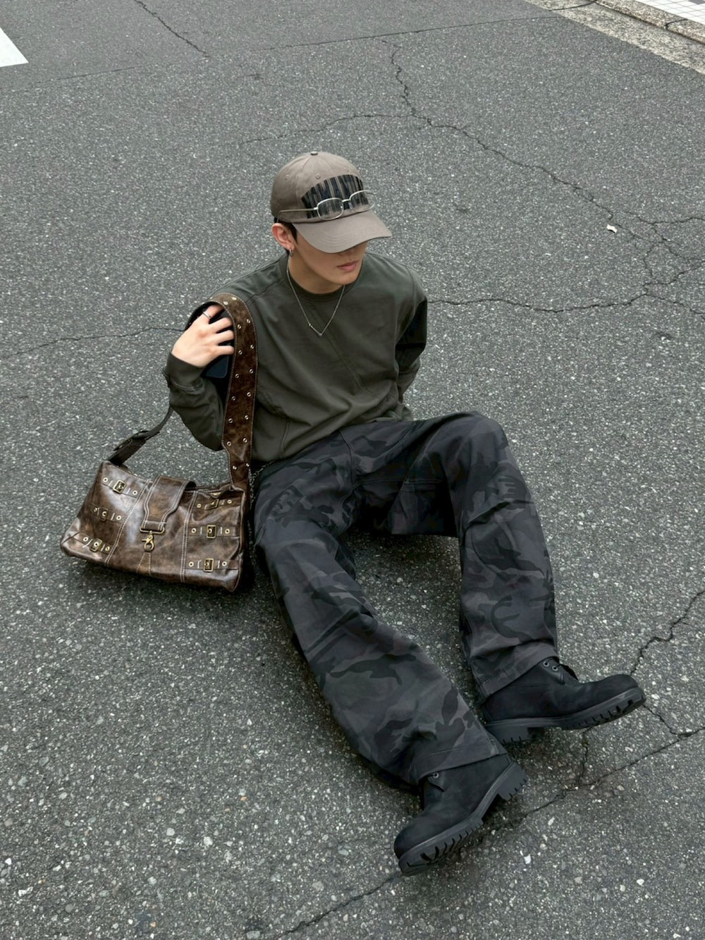 ブラック系のデニムパンツ、シルバー系のメガネを着用したメンズの春コーディネートの3枚目の写真