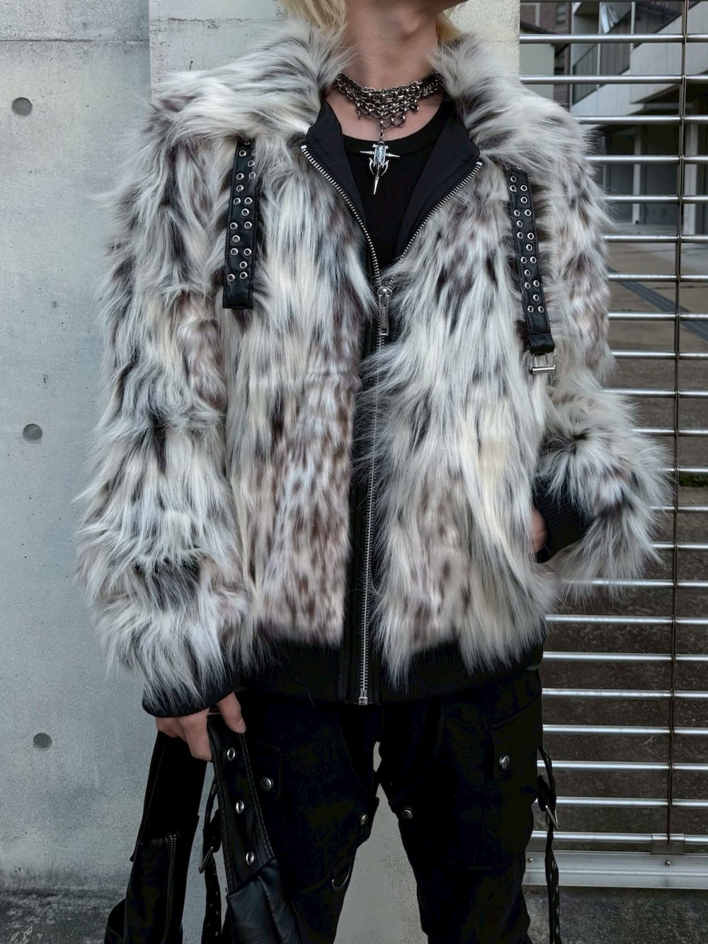 ブラック系のブルゾン、ブラック系のデニムパンツを着用したメンズの冬コーディネートの4枚目の写真