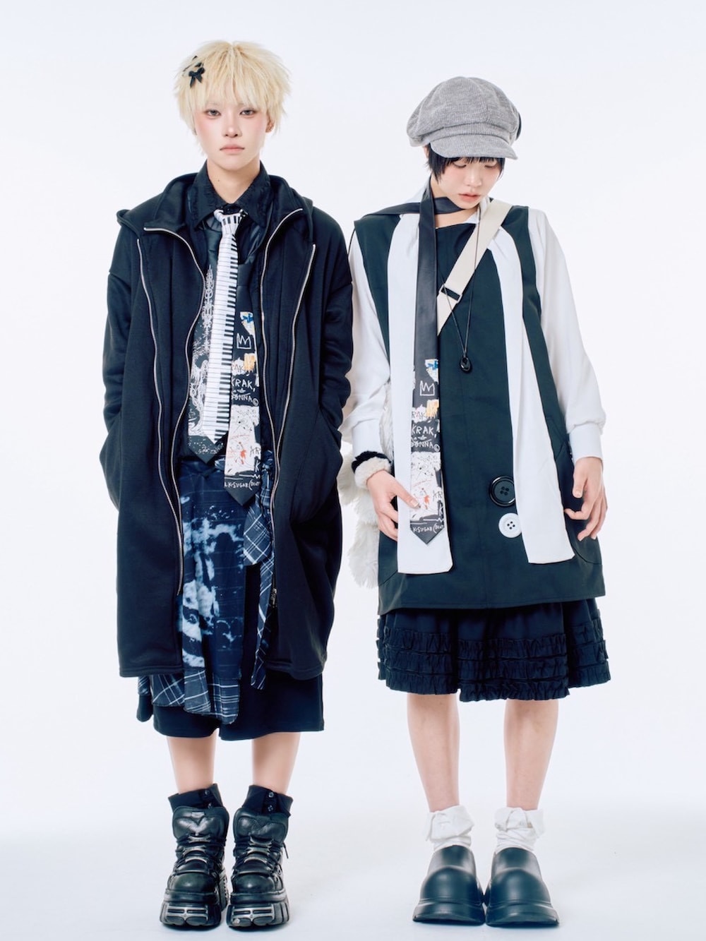 ホワイト系のショルダーバッグ、ブラック系のスウェットパンツ、ブラック系のスカートを着用したメンズの春コーディネートの2枚目の写真