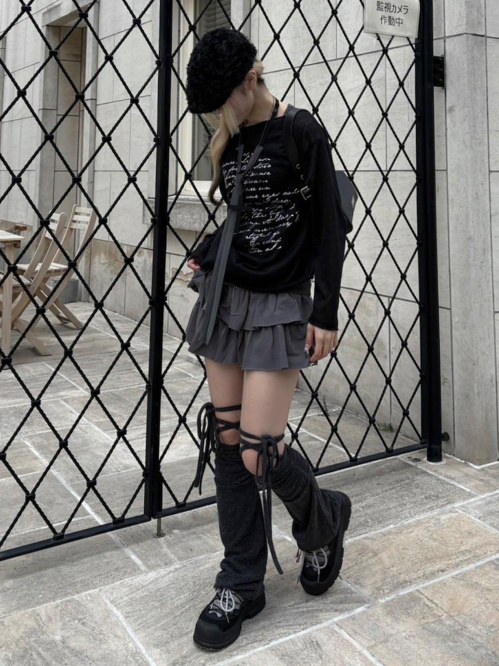 ブラック系のTシャツ/カットソー、ブラック系のハンチング/ベレー帽、グレー系のレッグウォーマーを着用したレディースの春コーディネートの3枚目の写真