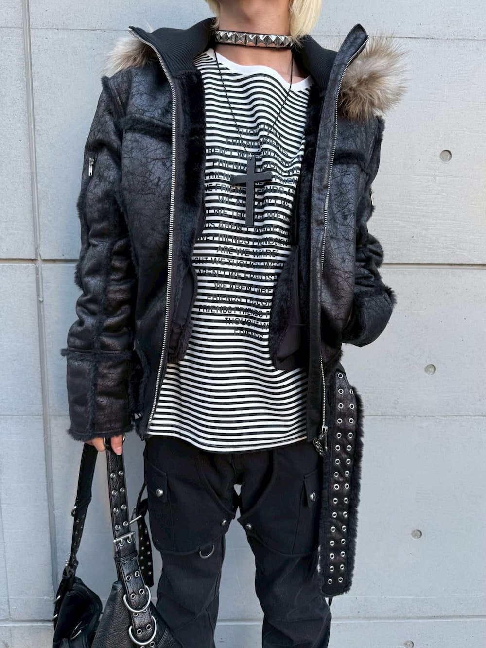 ブラック系のデニムパンツを着用したメンズの冬コーディネートの4枚目の写真