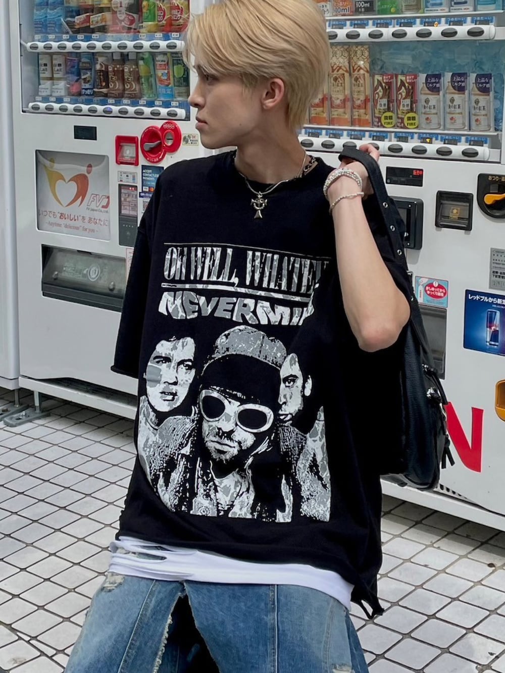 ホワイト系のタンクトップ、ブラック系のショルダーバッグ、ブラック系のTシャツ/カットソーを着用したメンズの春コーディネートの2枚目の写真