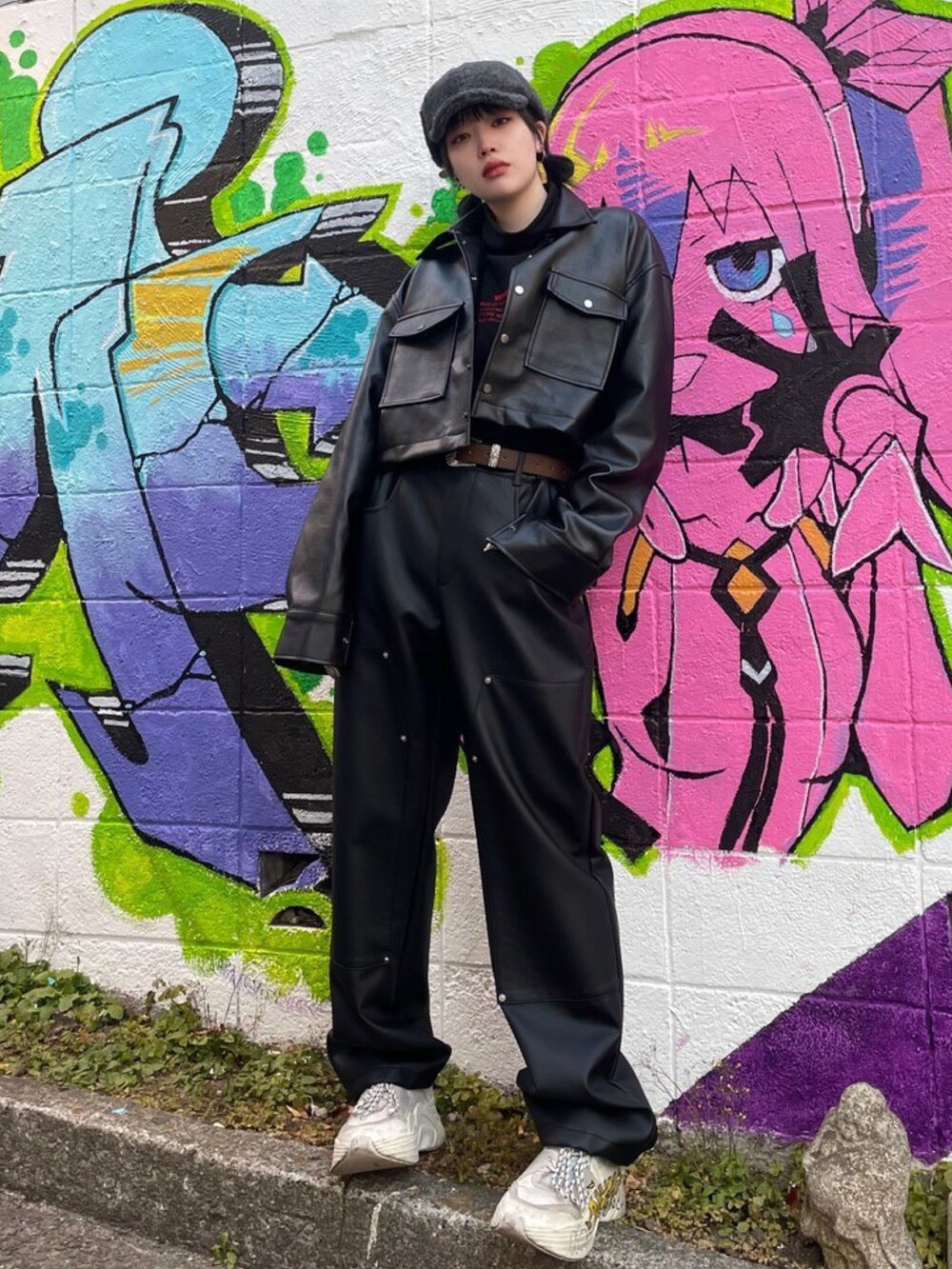 ブラック系のその他アウター、ブラック系のその他パンツを着用したレディースの冬コーディネートの3枚目の写真