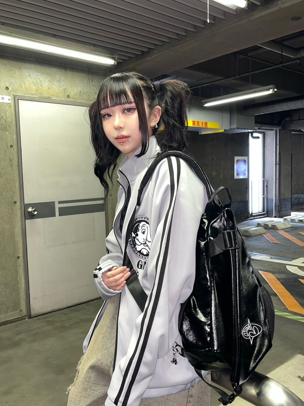 グレー系のジャージ、グレー系のTシャツ/カットソーを着用したレディースの秋コーディネートの3枚目の写真