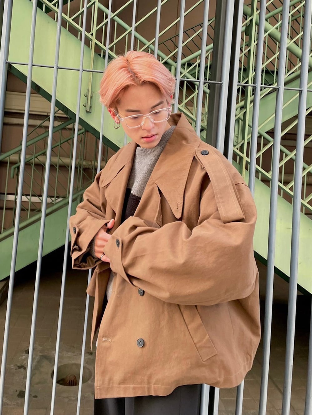 その他のサングラスを着用したメンズの春コーディネートの2枚目の写真