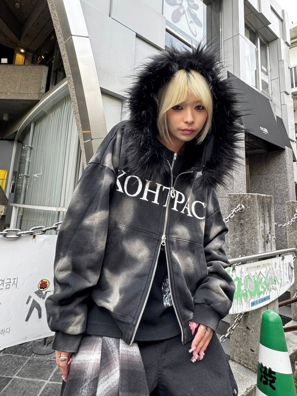 ブラック系のパーカーを着用したレディースの冬コーディネートの3枚目の写真