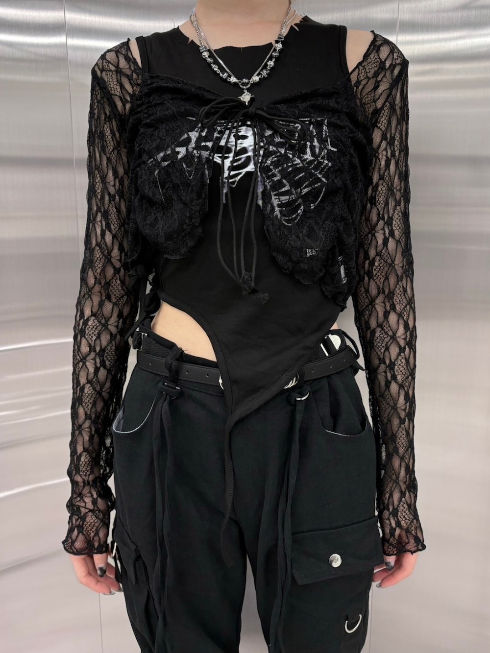 ブラック系のカーディガン/ボレロ、ブラック系のカーゴパンツ、ブラック系のバックパック/リュックを着用したレディースの秋コーディネートの3枚目の写真