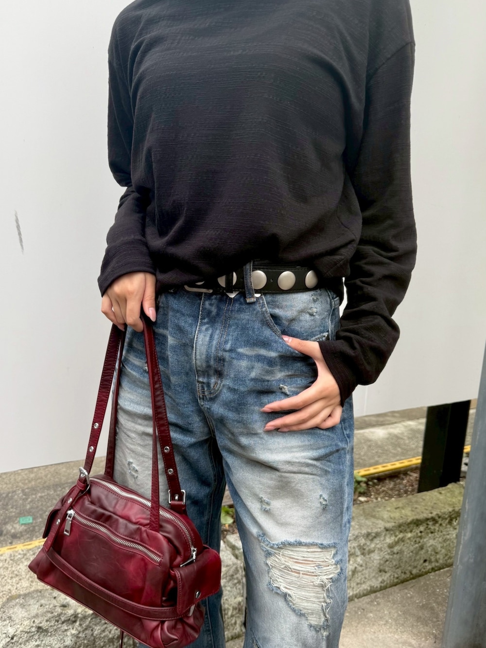 レッド系のショルダーバッグ、ブラック系のTシャツ/カットソーを着用したレディースの夏コーディネートの3枚目の写真