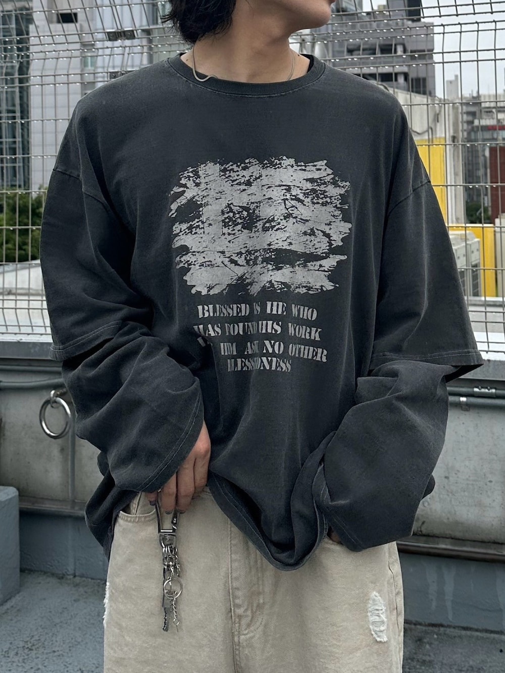 グレー系のTシャツ/カットソー、ベージュ系のデニムパンツを着用したメンズの夏コーディネートの4枚目の写真