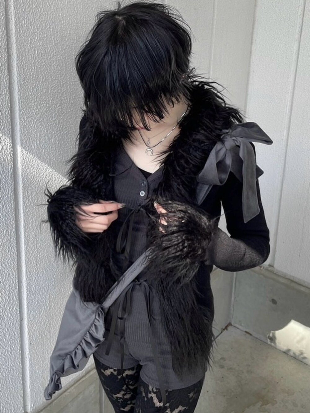 ブラック系のカーディガン/ボレロを着用したレディースの春コーディネートの2枚目の写真