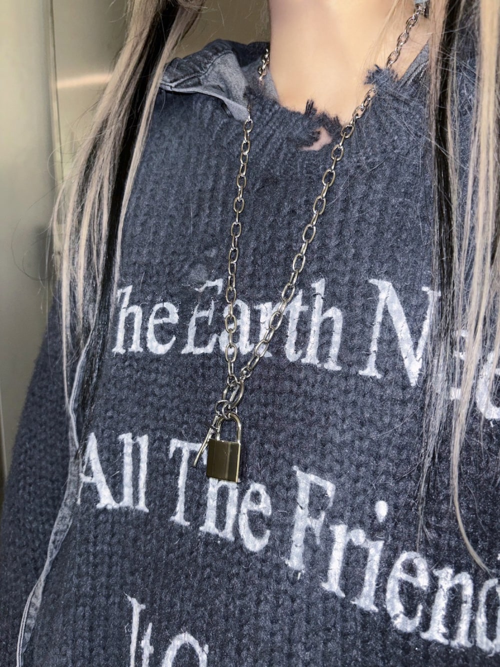 グレー系のシャツ/ブラウス、グレー系のニット/セーターを着用したレディースの冬コーディネートの3枚目の写真